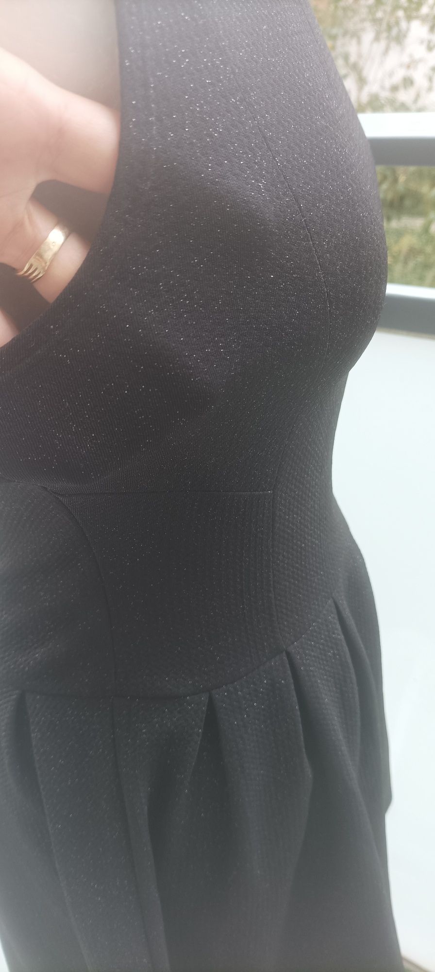 Czarna sukienka rozkloszowana z ozdobną srebrno brokatową nitką