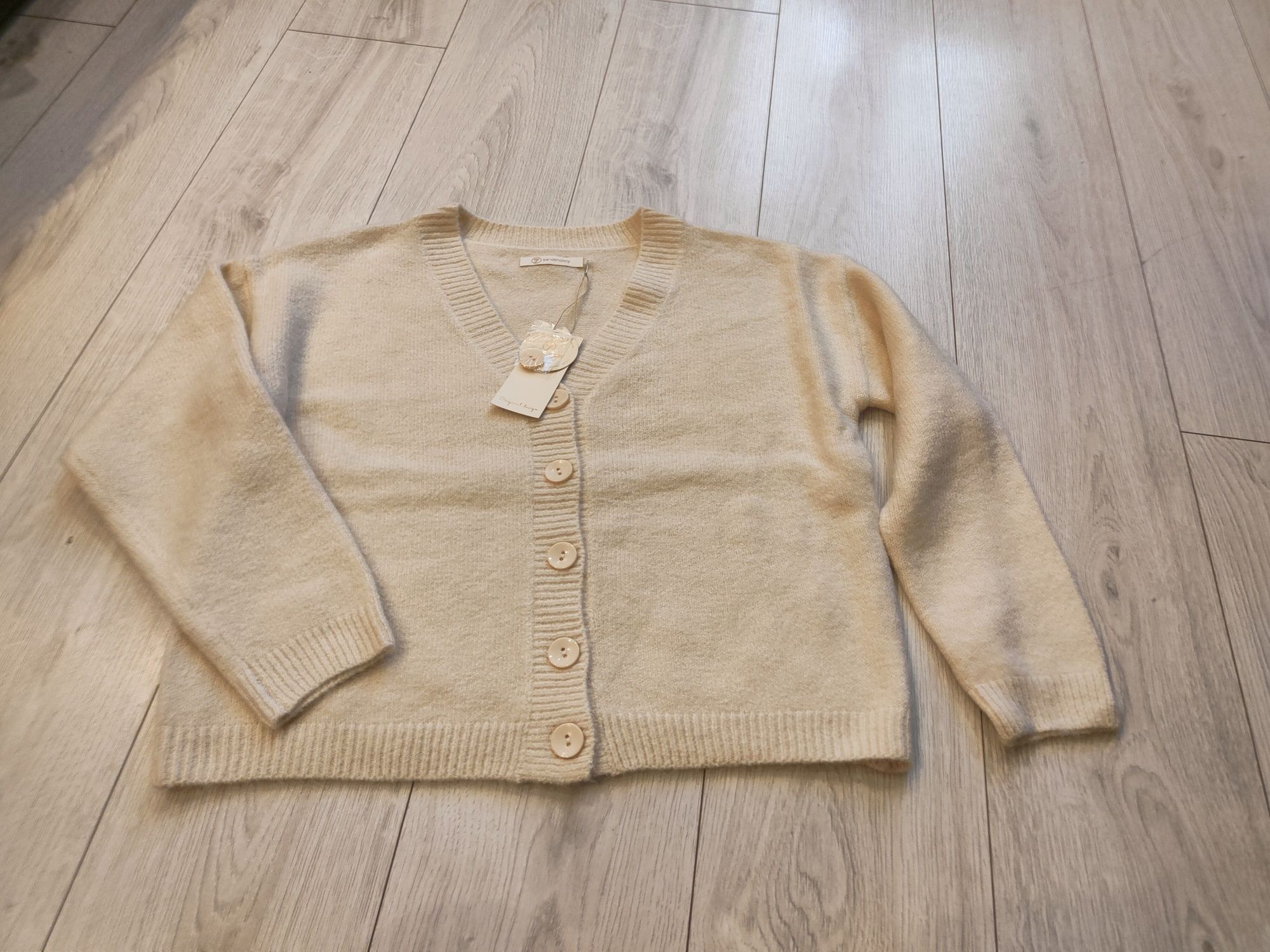 Sweter oversize guziki
