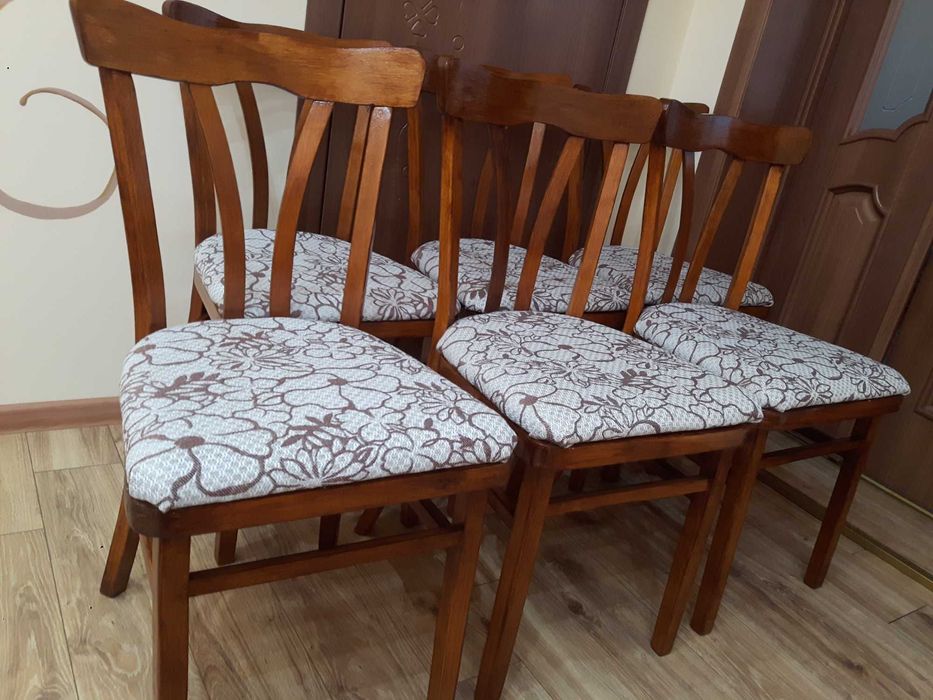 СТІЛЬЦІ  для вітальні ,ліжко ,тумбочки,шафа, трильяж.