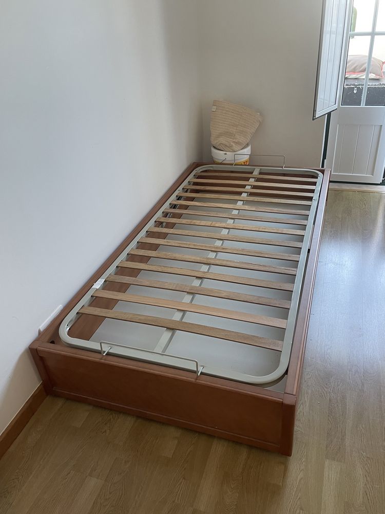 Cama com arrumação e mesa de cabeceira