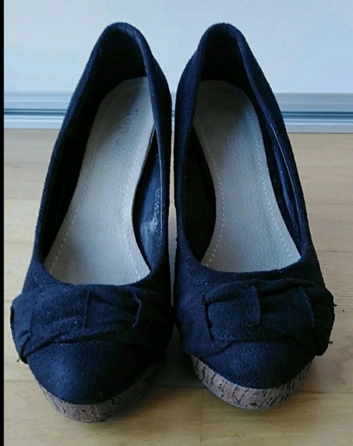 Czarne buty na koturnie