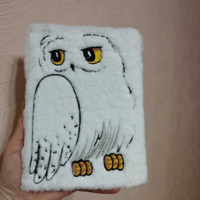 Блокнот пухнастий білий "Сова Букля"

200 грн.