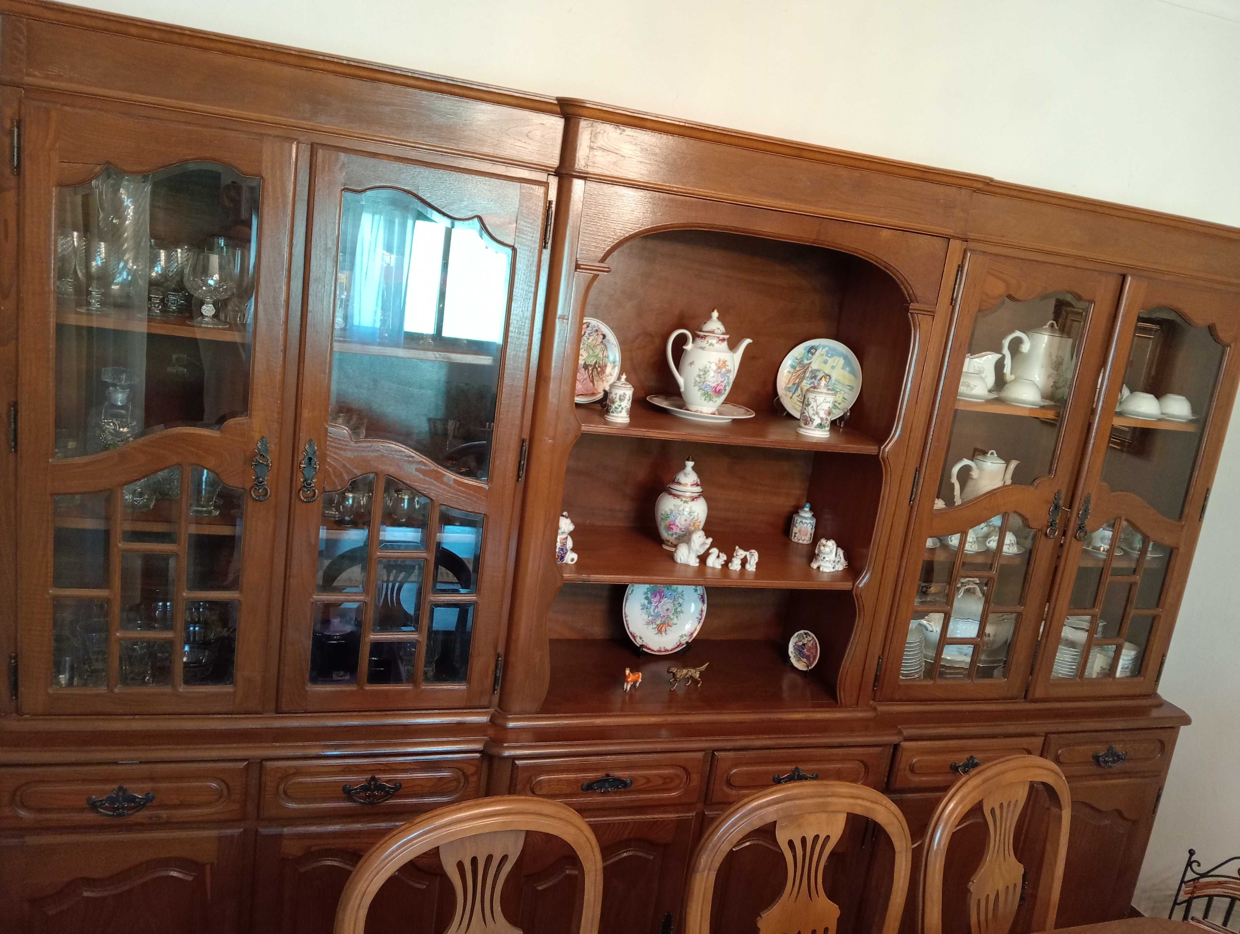 Vendo sofá móvel de sala e guarda roupa furgão a lenha