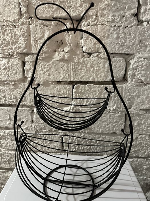 Czarny koszyk na owoce