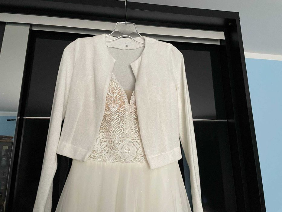 Białe bolerko ślubne