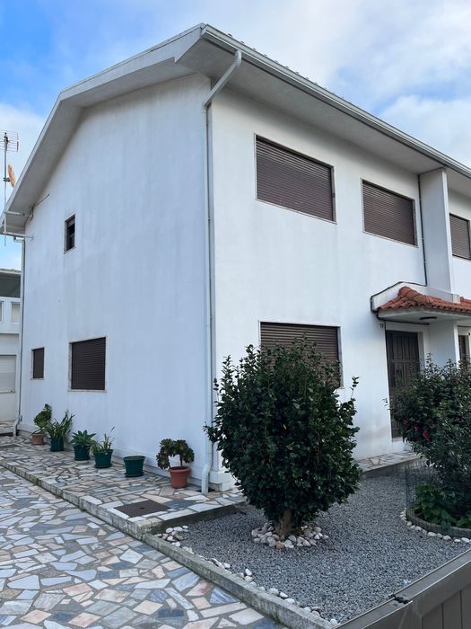 Moradia T3 para arrendar.