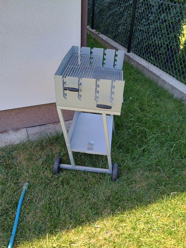Grill na węgiel drzewny.
