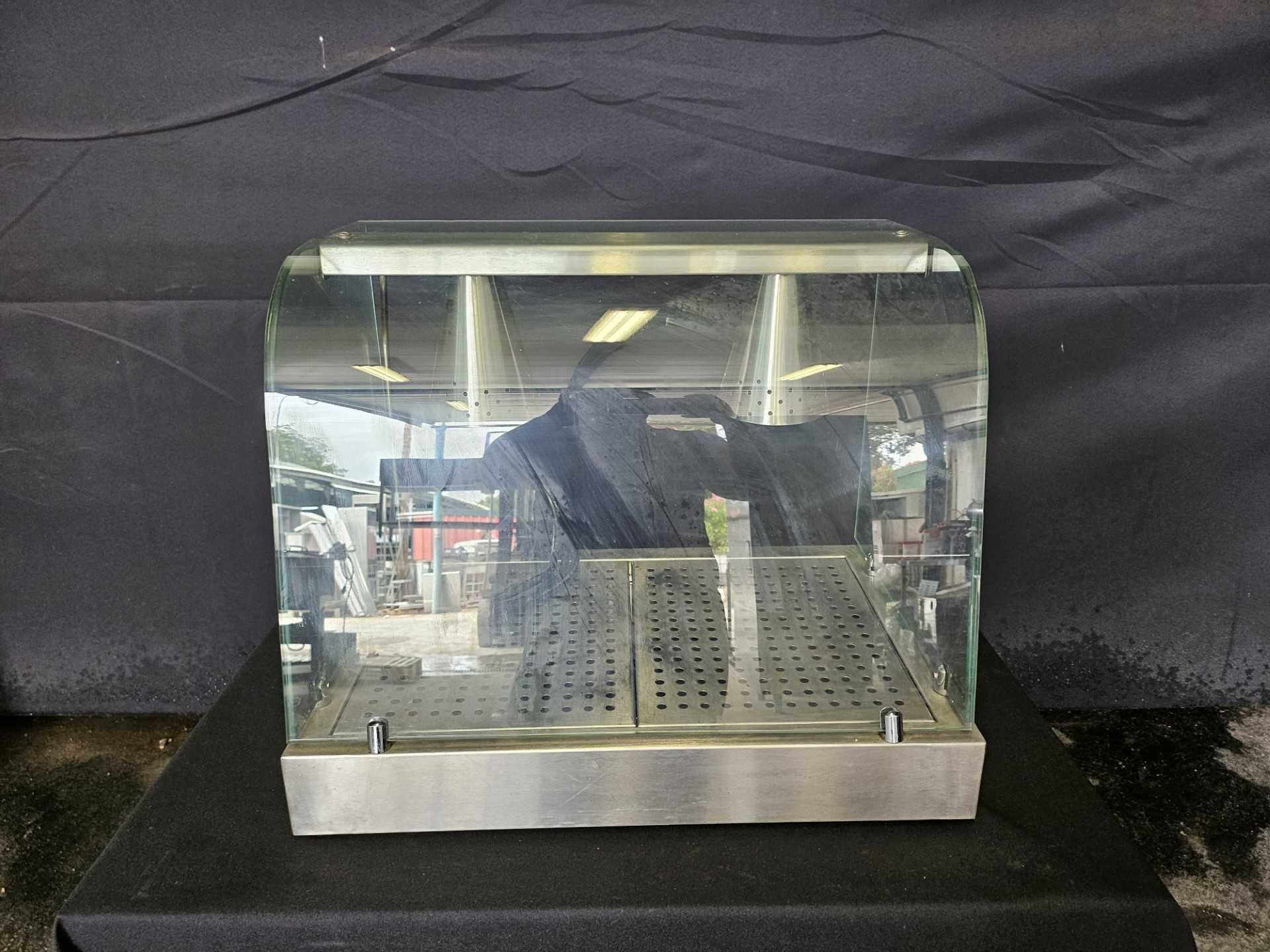 Vitrine com lâmpadas de aquecimento