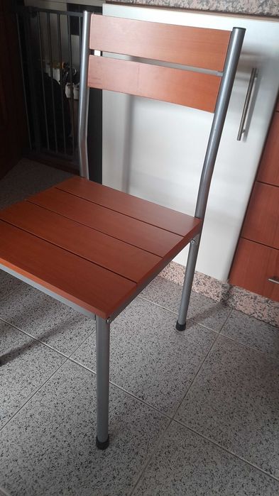 Duas Cadeiras de cozinha.