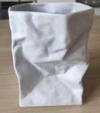 Ceramiczna osłonka na doniczkę w kształcie papierowej torebki