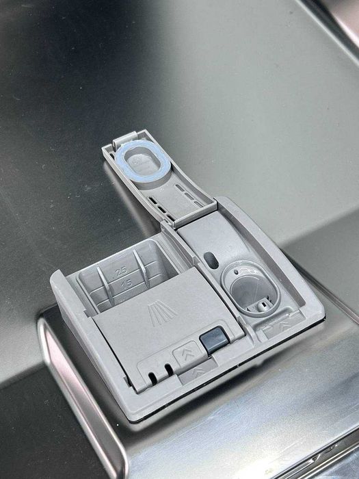 Тиха вбудована посудомийна на 14 комплектів Siemens SX61IX09TE A++