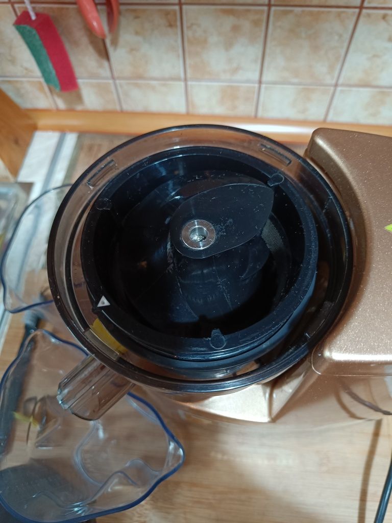 Wyciskarka wolnoobrotowa REDMOND RJ-910S-E