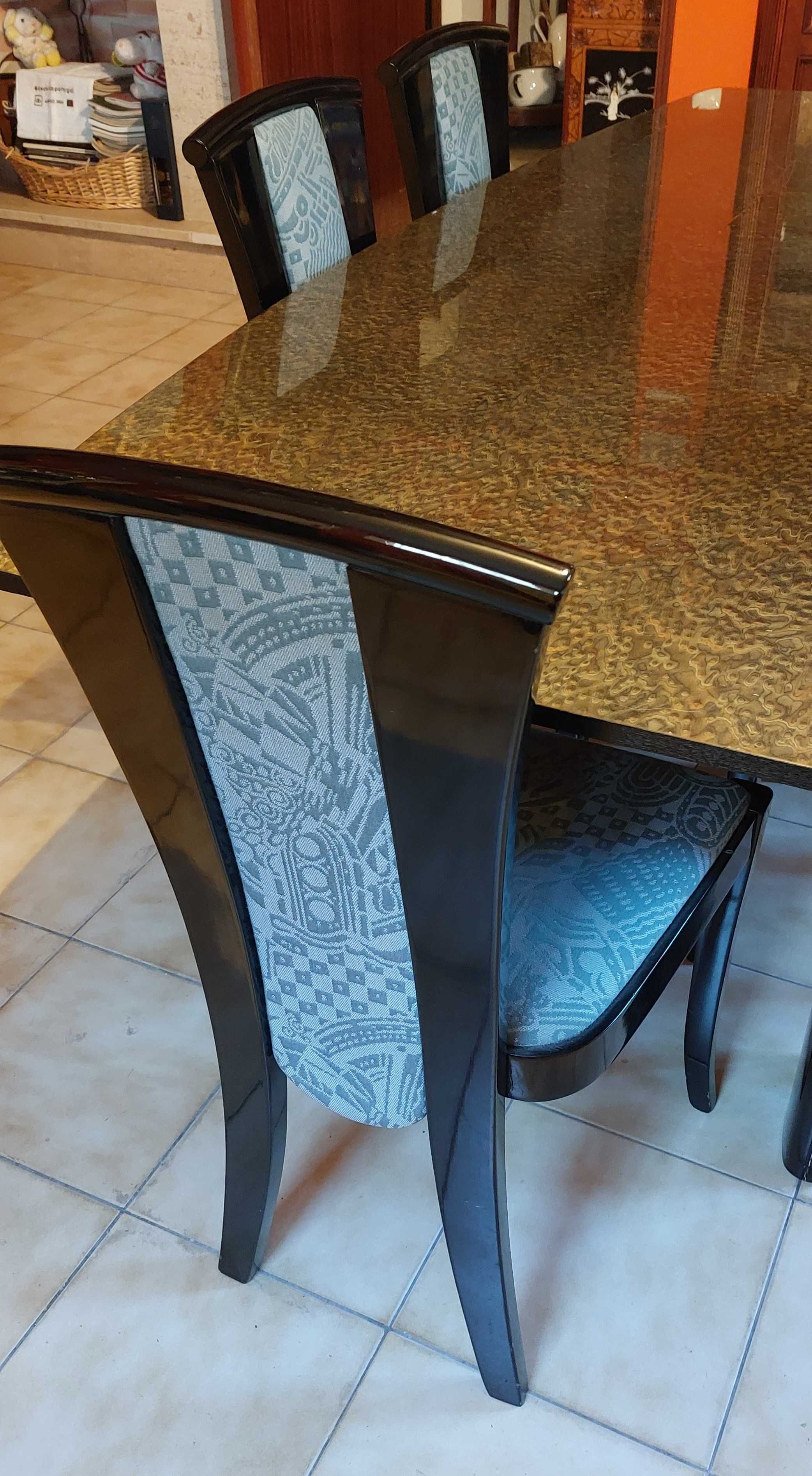 Mesa lacada a preto e 6 cadeiras