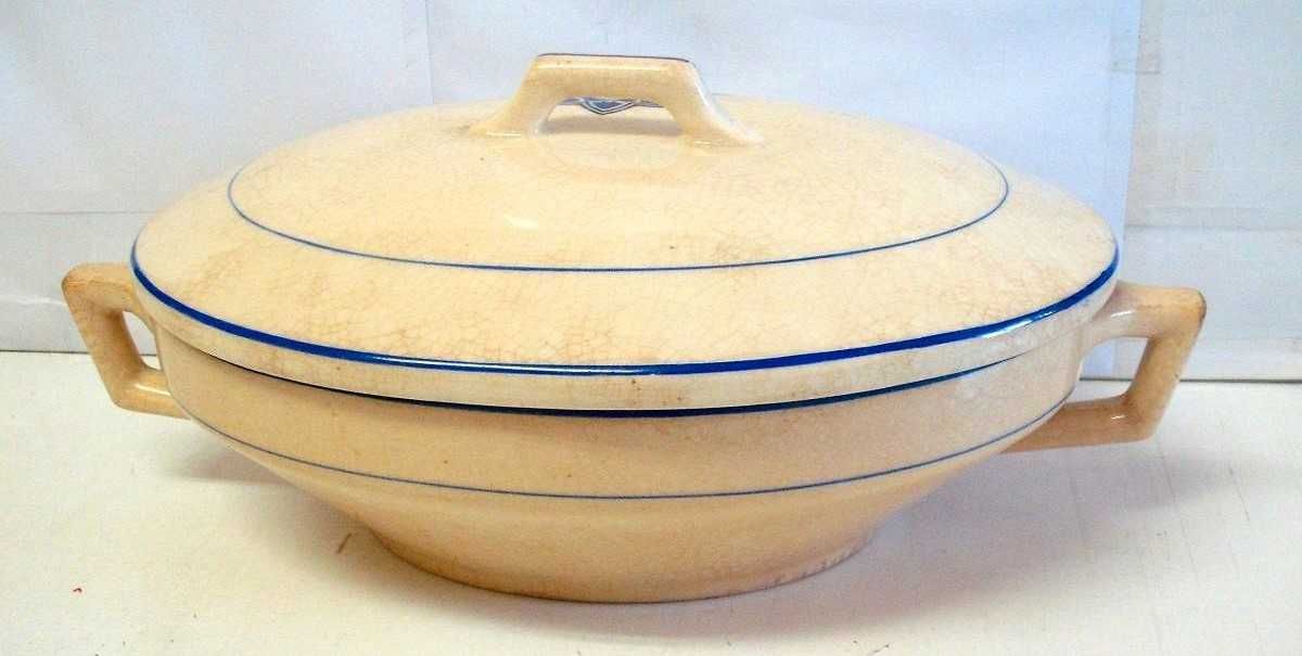 Terrina muito antiga em porcelana.