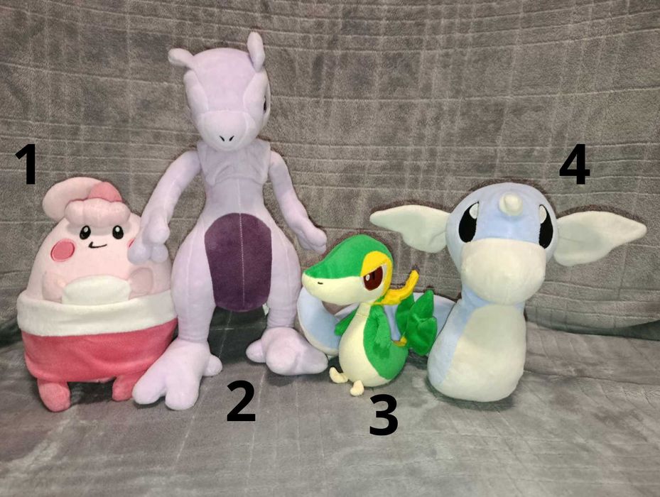 Багато м'яких іграшок ПОКЕМОНІВ