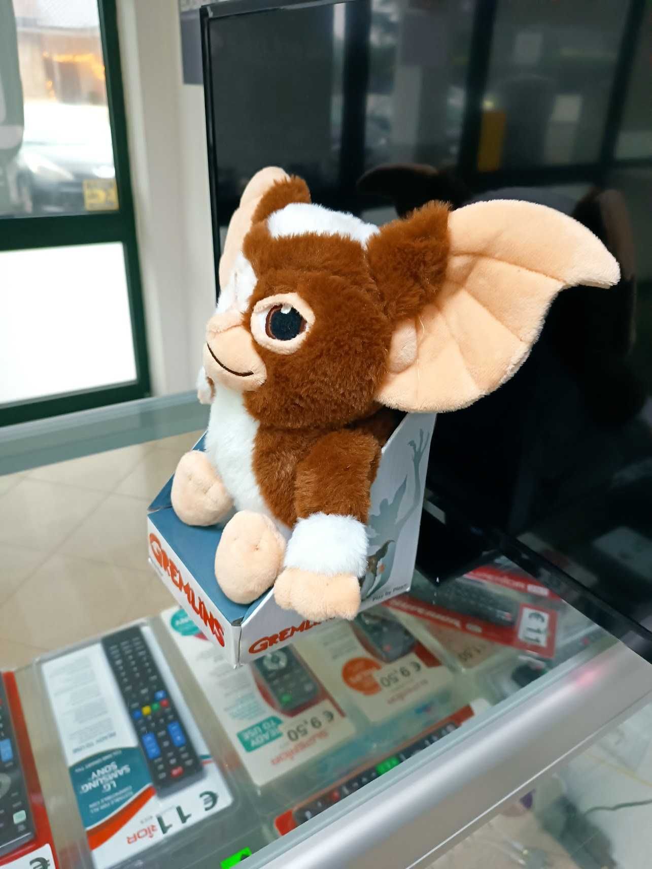 Peluche Gremlins Gizmo em expositor caixa 32cm(27cm sentado)