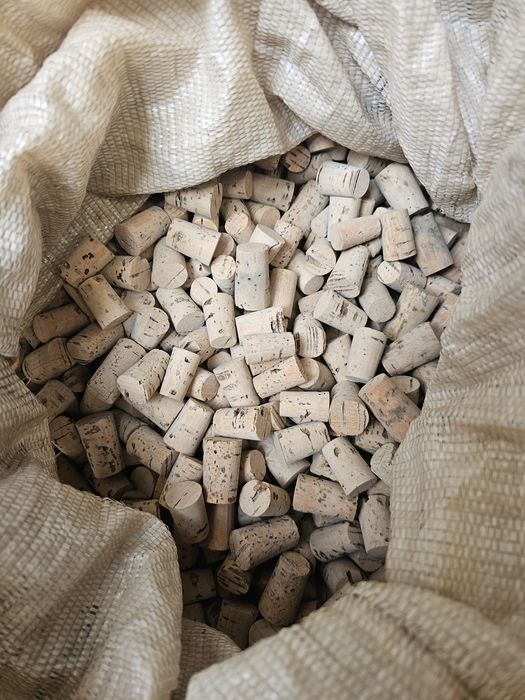 Rolhas de plástico e cortiça