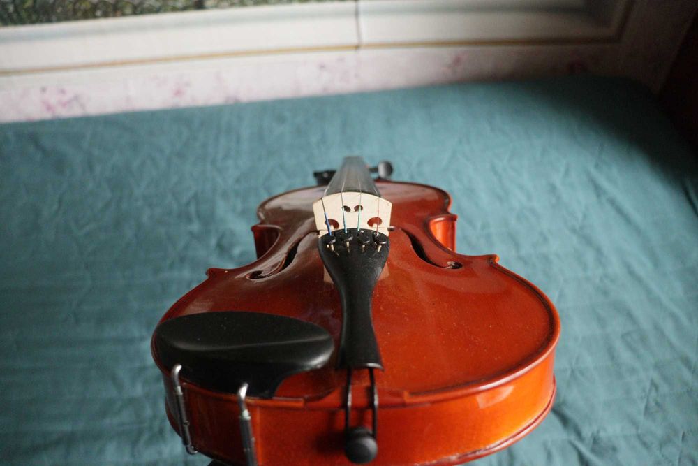 Скрипка 4/4 + 2 мостика,канифоль, подбородник в подарок