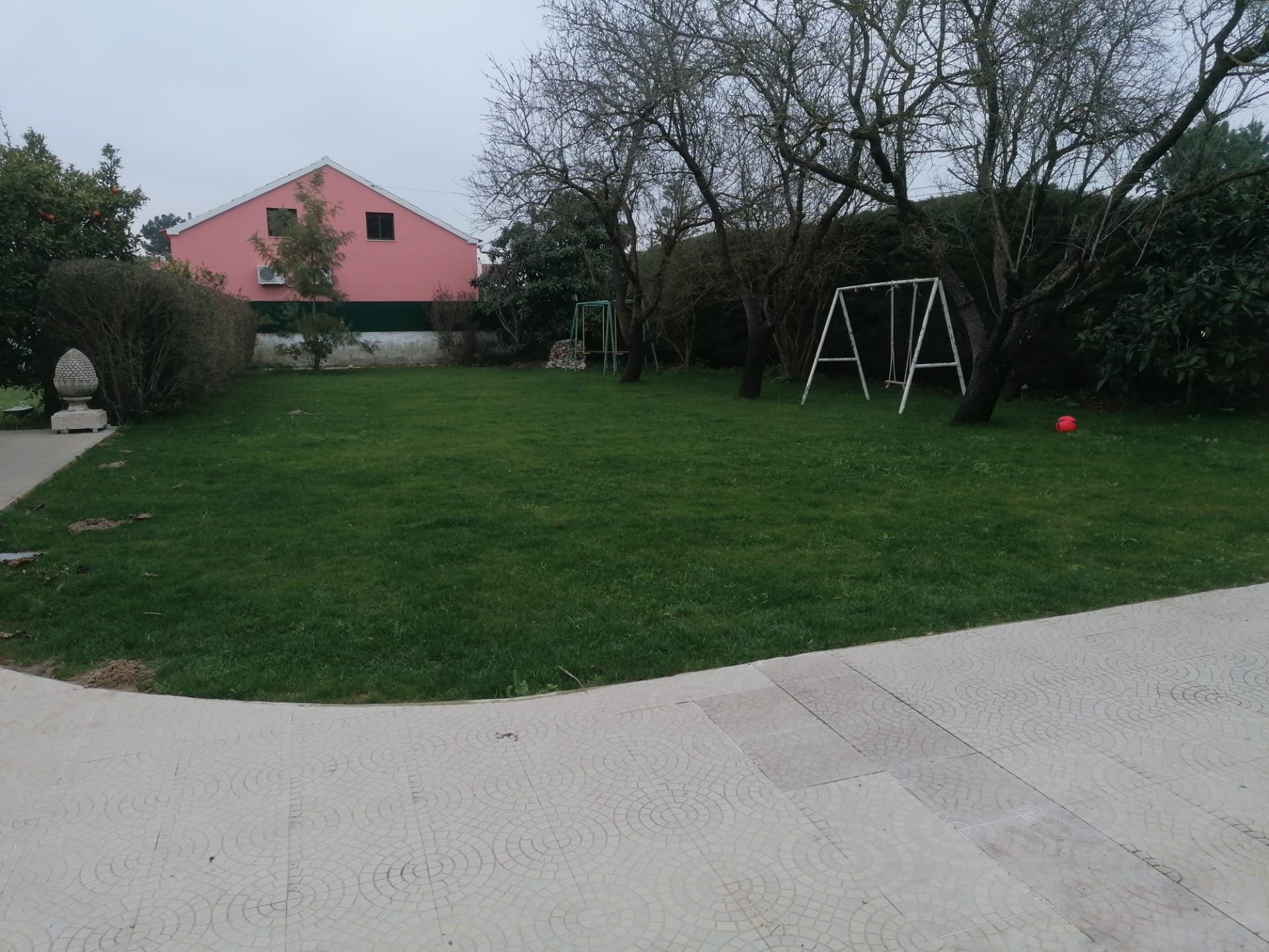 Construção e manutenção de jardim e limpeza de terenos e quarta árvore