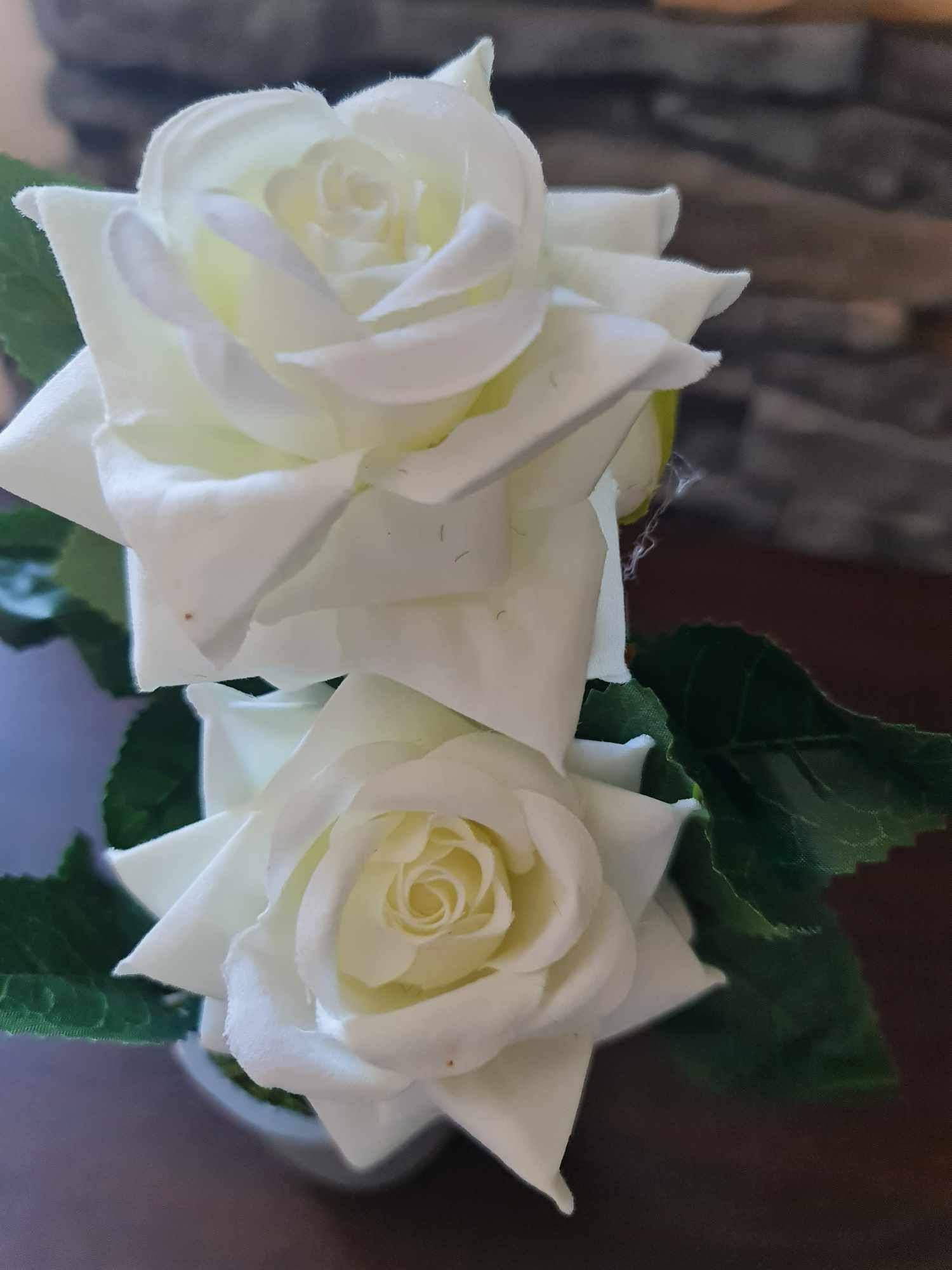Sztuczny kwiat biały w ceramicznej doniczce