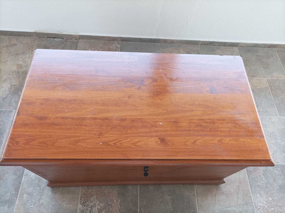 Baú de madeira maciça para arrumação