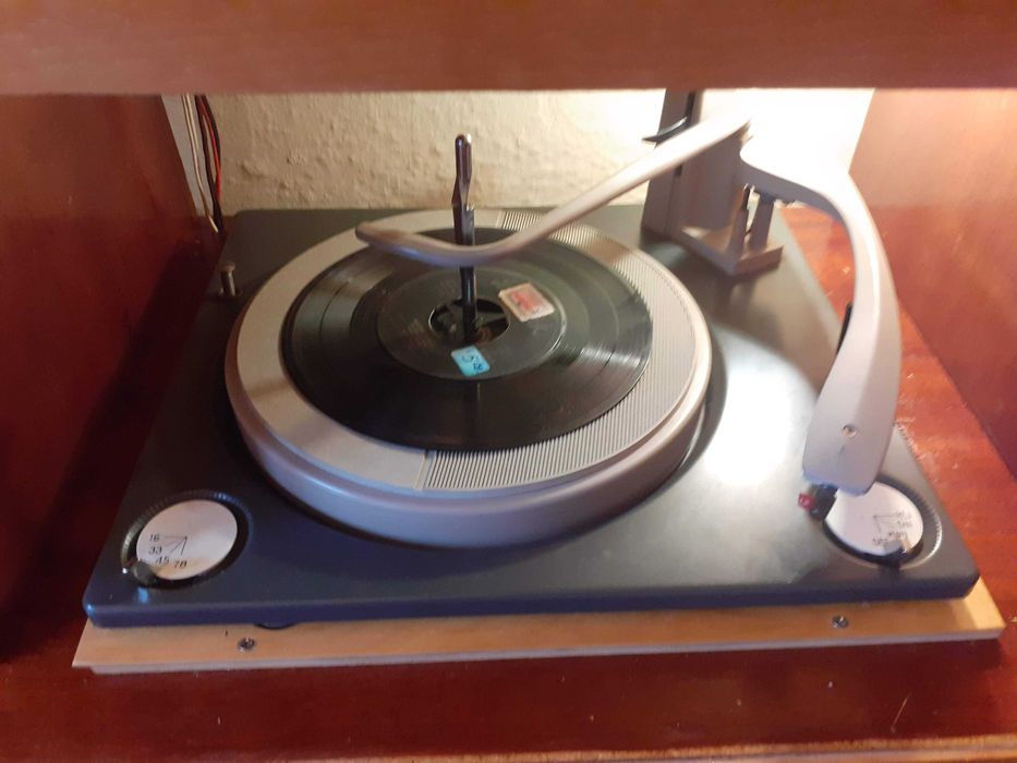 Móvel rádio e gira-discos Tonfunk Stradella