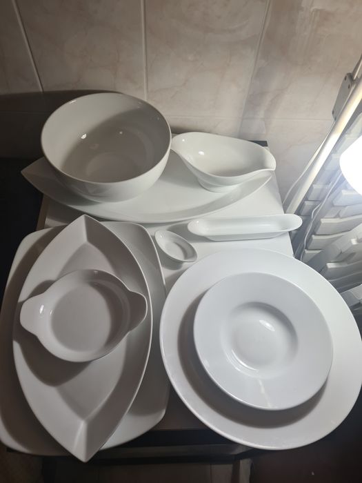 Serviço de jantar em porcelana para 12 pessoas