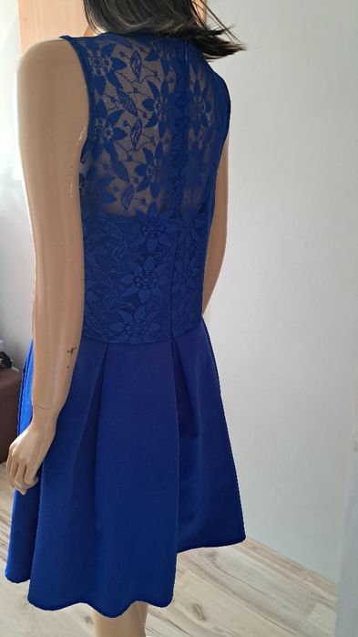 Chabrowa sukienka z koronką