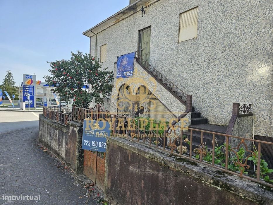 Moradia com terreno no Centro de Arrifana