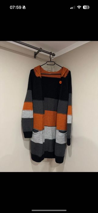Kardigan sweter z kapturem
