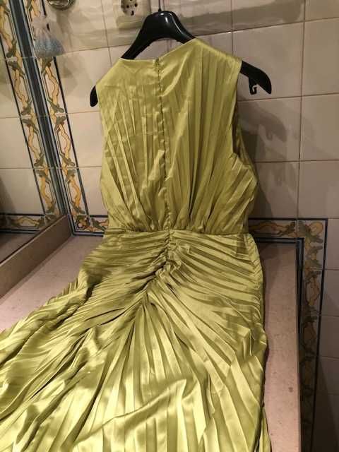 Elegante vestido comprido verde lima com leve plissado