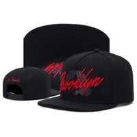 czarna czapeczka wyszywana w stylu hip hop baseballówka