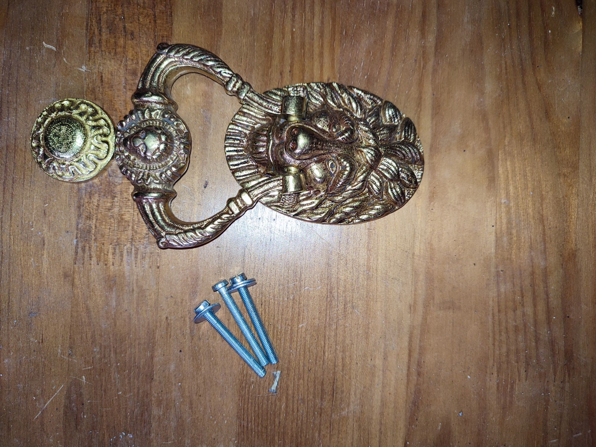 Batente de porta em metal dourado com leão