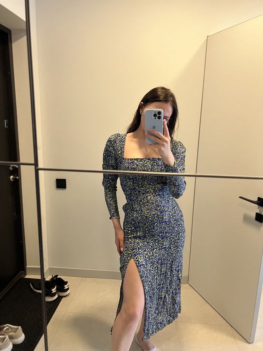 Плаття міді з розрізом , розмір S Bershka