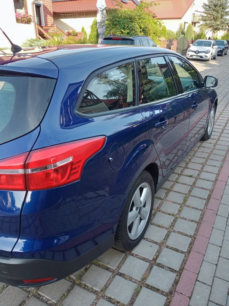 Ford Focus 1.6.  Benzyna