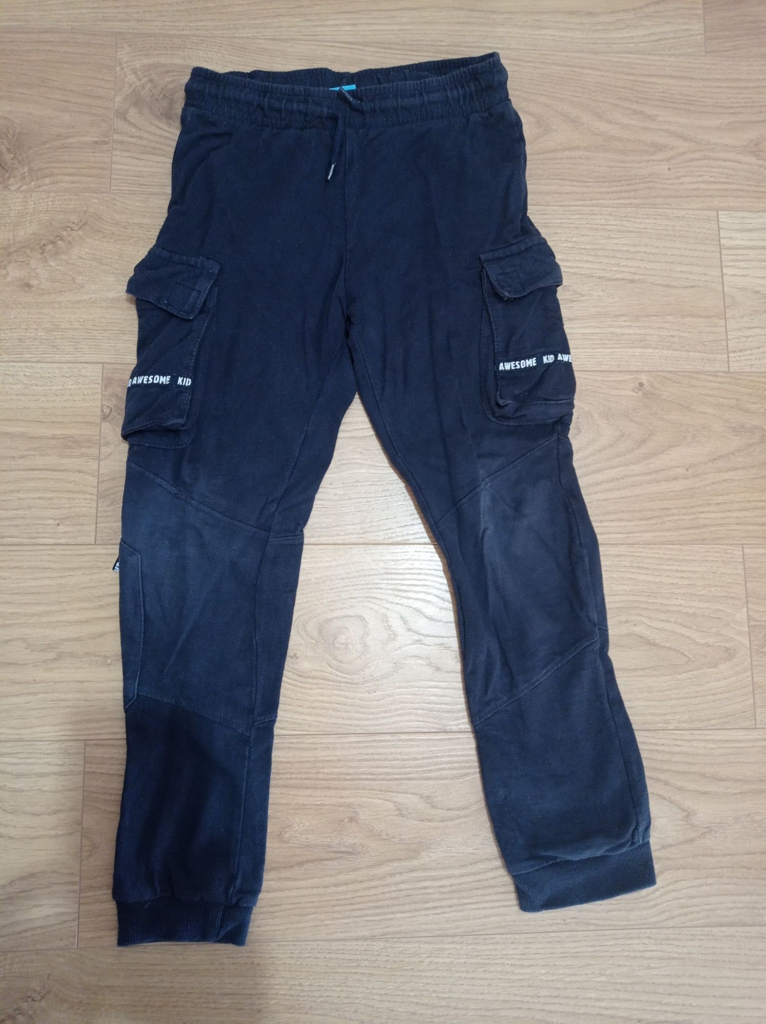 Spodnie dresowe rozmiar 122-128
