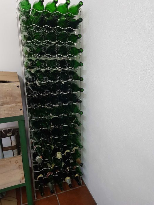 2 Garrafeiras com 80 garrafas de champanhe cada.