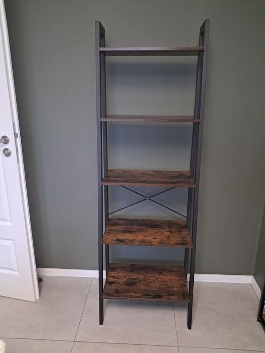 Regał na książki w stylu industrialnym