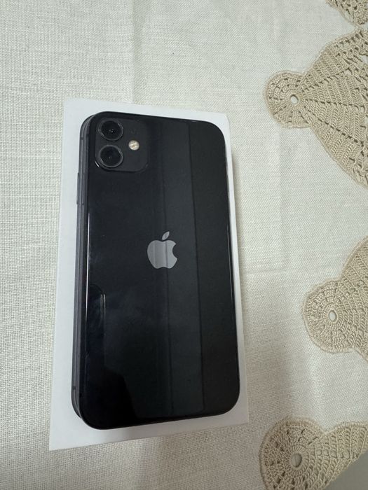 iPhone 11, inclui caixa e carregador.