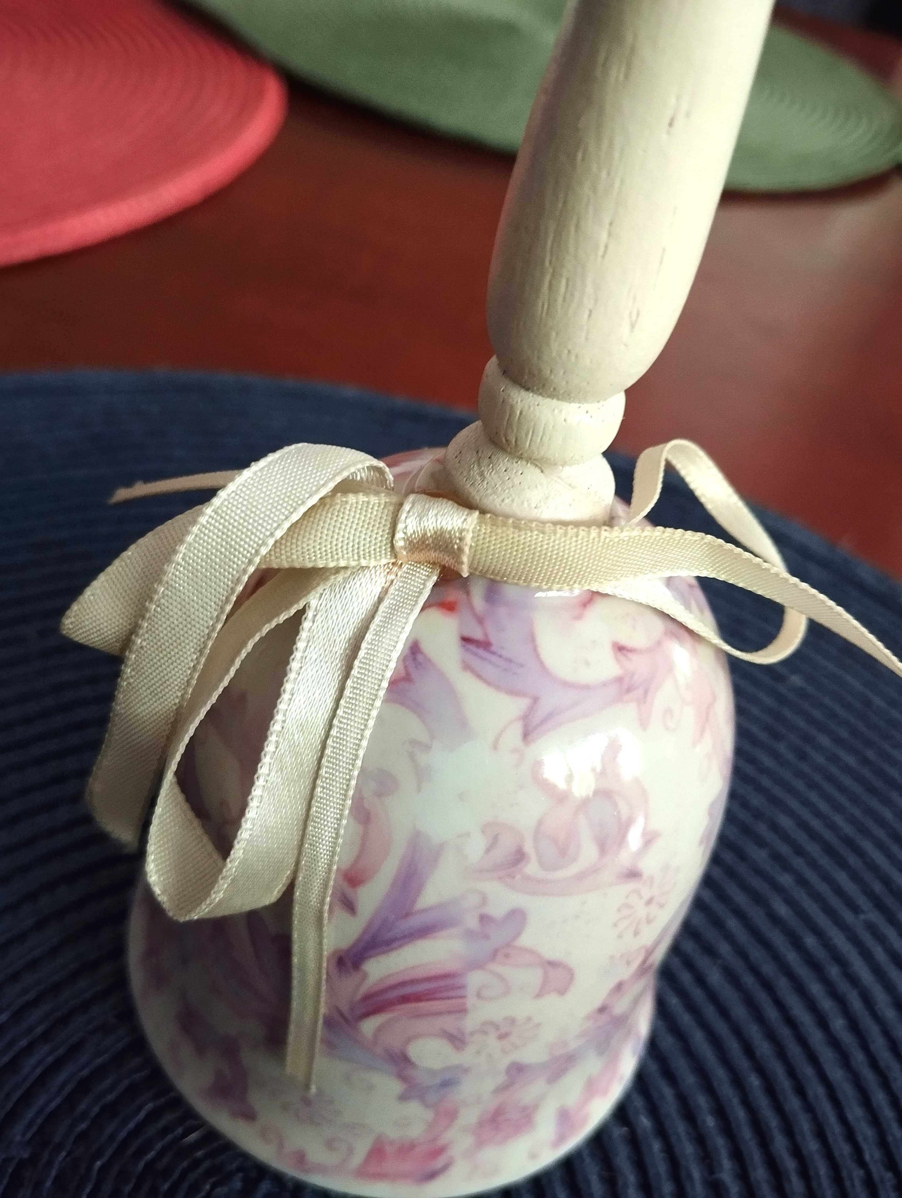 Dzwonek porcelana z drewnianą rączką i kokardką ozdoba dekoracja