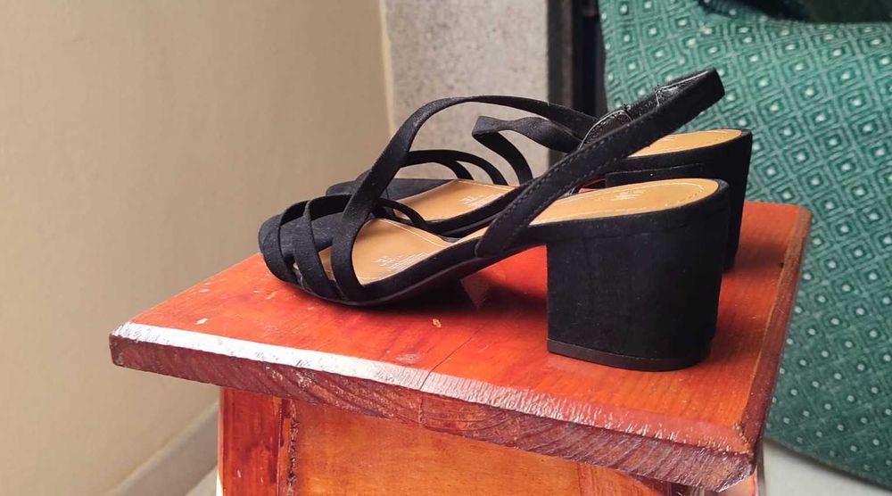 Sandálias salto novas