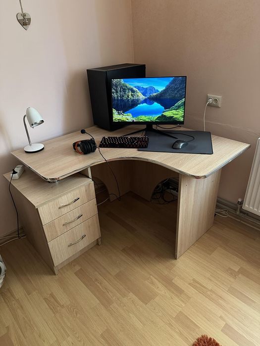 Продається комп'ютерний стіл.