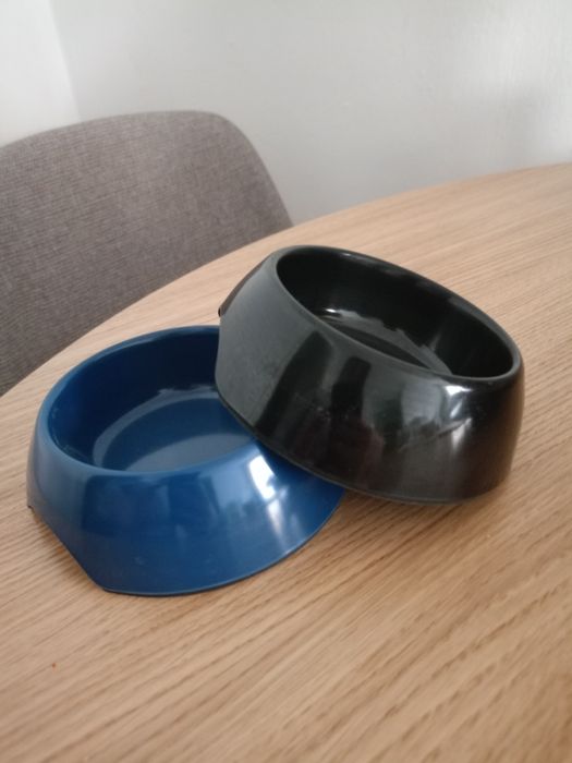 Dwie miseczki dla psa/kota, woda, jedzenie