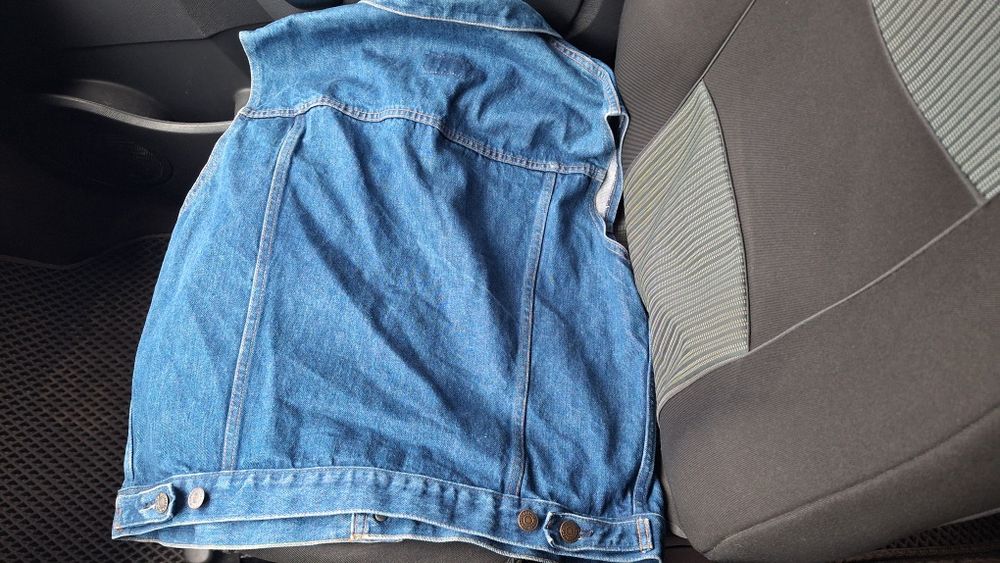 Джинсовая жилетка Levi's. Orange tab