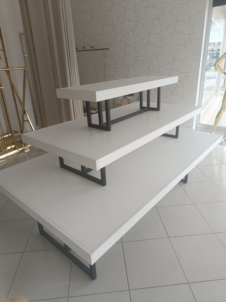 Mesa com 3 divisões para LOJA ROUPA ex.