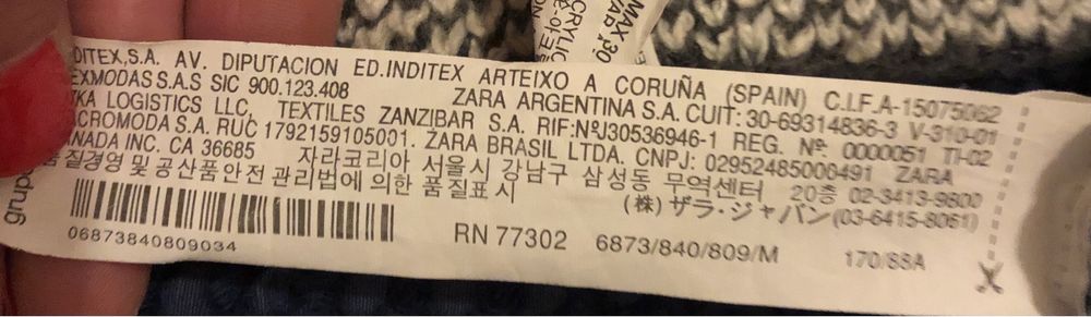 Casaco com capuz ate ao joelho , bolsos , usado