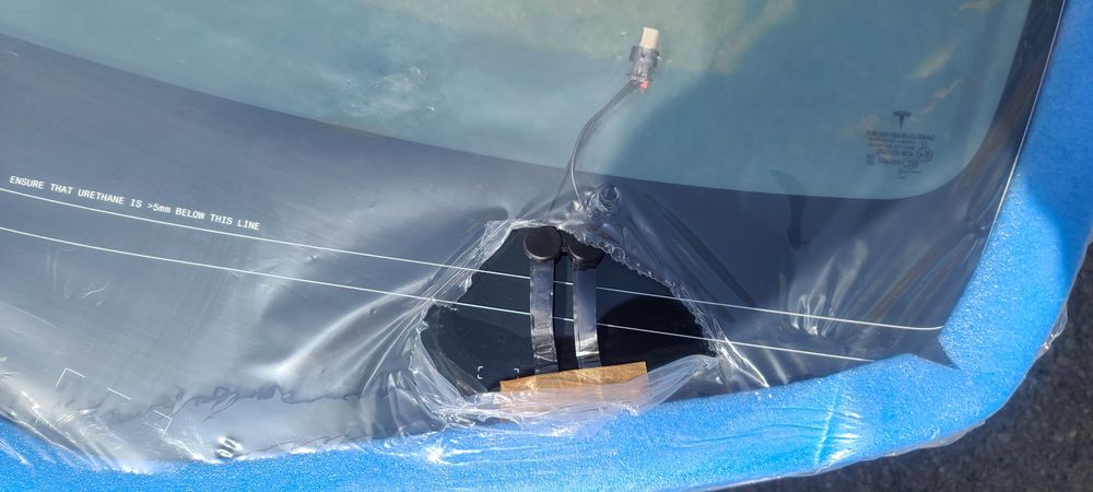 Лобовое стекло Tesla MY на 2 пина