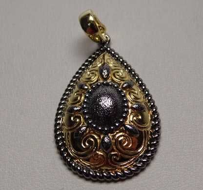 Srebrny dwukolorowy wisior ciekawy wzór