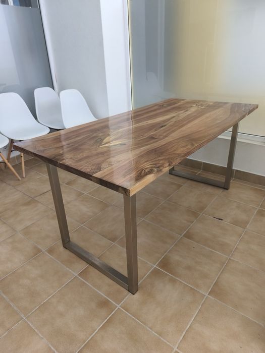Mesa Nogueira e pés Metalicos