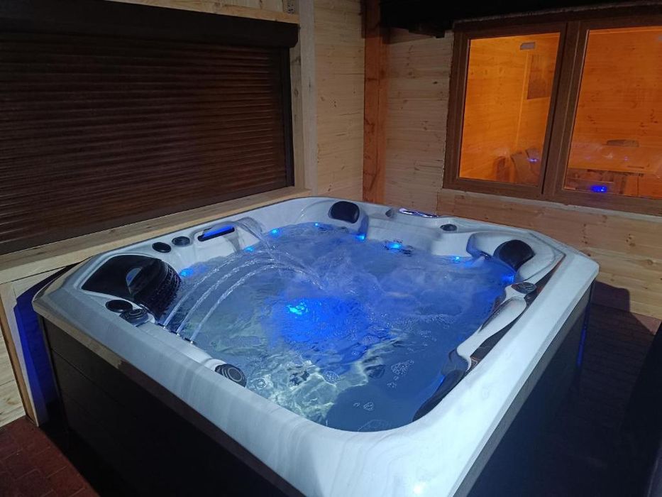 Domy całoroczne nad jeziorem z jacuzzi , sauna , wędkarstwo, mini zoo